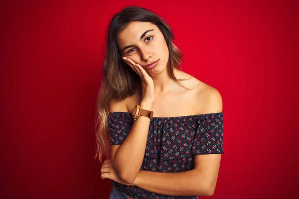 Joven Hermosa Mujer Con Una Camiseta Floral Sobre Fondo Rojo — Foto de Stock