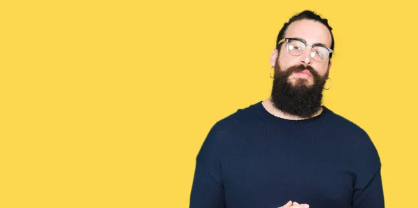 Jonge Hipster Man Met Lange Haren Baard Samen Dragen Van — Stockfoto