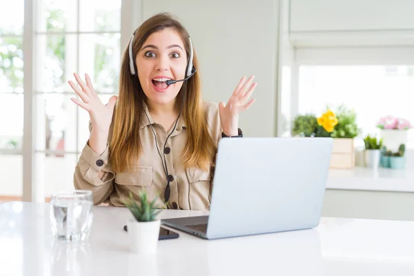 Güzel Genç Operatör Kadın Dizüstü Bilgisayar Ile Çalışan Deli Kutluyor — Stok fotoğraf