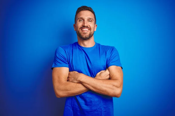 Joven Hombre Guapo Con Camiseta Casual Sobre Fondo Azul Aislado — Foto de Stock