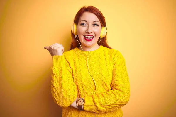 Junge Rothaarige Frau Die Musik Über Kopfhörer Über Gelbem Isolierten — Stockfoto