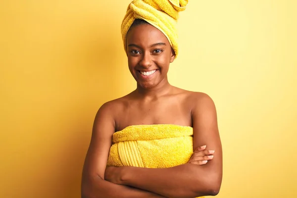 Mujer Afroamericana Usando Toalla Después Ducha Pie Sobre Fondo Amarillo —  Fotos de Stock