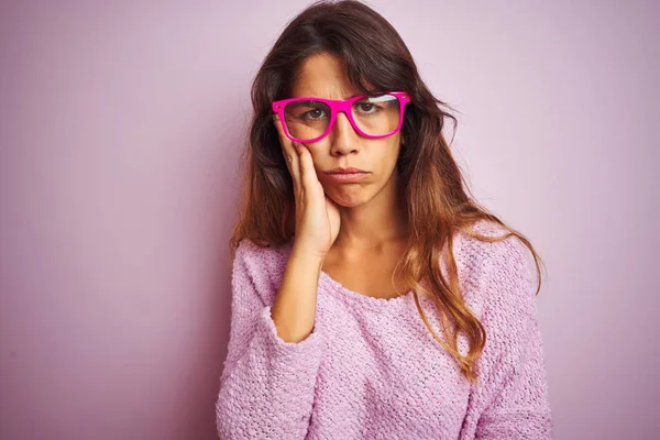 Jovem Mulher Bonita Vestindo Óculos Moda Sobre Rosa Isolado Fundo — Fotografia de Stock