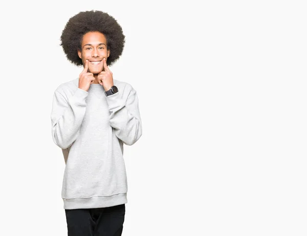 Unga Afroamerikanska Man Med Afro Hår Bär Sportig Sweatshirt Leende — Stockfoto