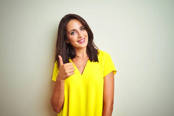 Junge Schöne Frau Gelbem Shirt Steht Über Weißem Isoliertem Hintergrund — Stockfoto