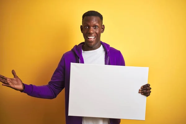 Afrikanisch Amerikanischer Mann Mit Banner Vor Gelbem Hintergrund Sehr Glücklich — Stockfoto
