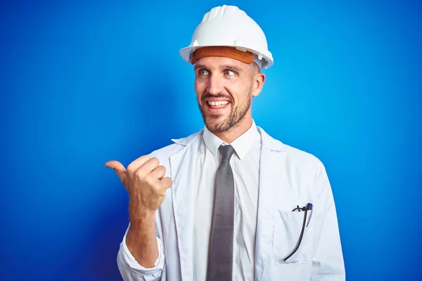 Joven Ingeniero Guapo Con Casco Seguridad Sobre Fondo Azul Aislado — Foto de Stock