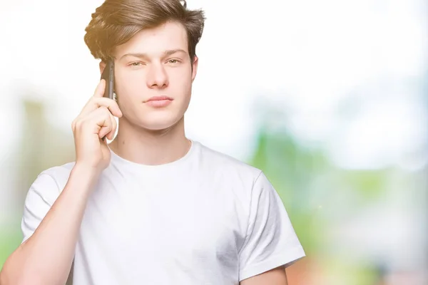 Νεαρός Άνδρας Μιλάει Στο Smartphone Πέρα Από Απομονωμένο Υπόβαθρο Αυτοπεποίθηση — Φωτογραφία Αρχείου