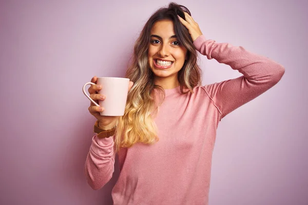 Νέα Όμορφη Γυναίκα Κρατώντας Φλιτζάνι Καφέ Πάνω Από Ροζ Απομονωμένο — Φωτογραφία Αρχείου