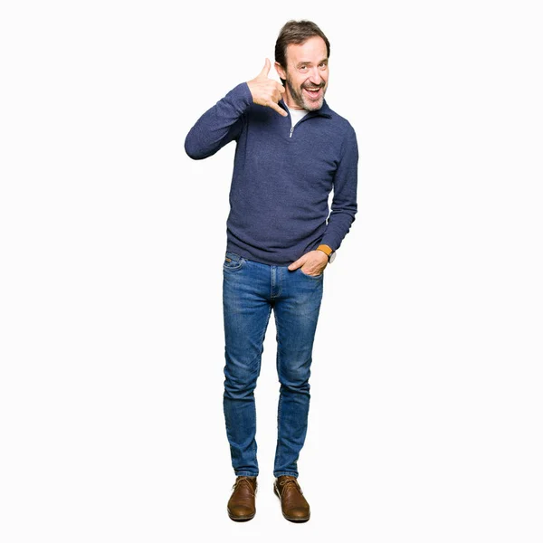Medelåldern Stilig Man Tröja Leende Gör Telefon Gest Med Handen — Stockfoto