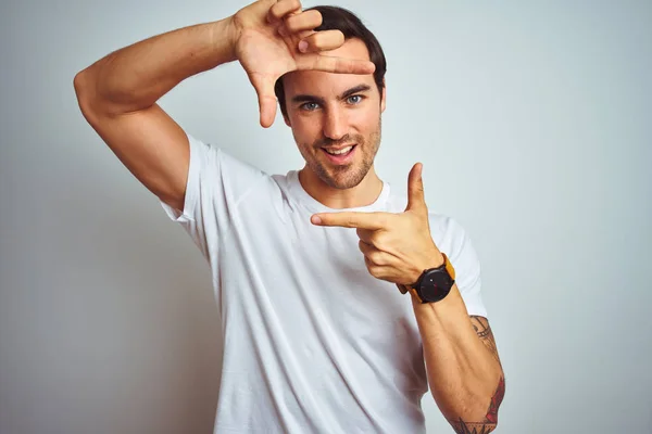 Junger Gutaussehender Mann Mit Tätowierung Der Lässiges Shirt Über Isoliertem — Stockfoto