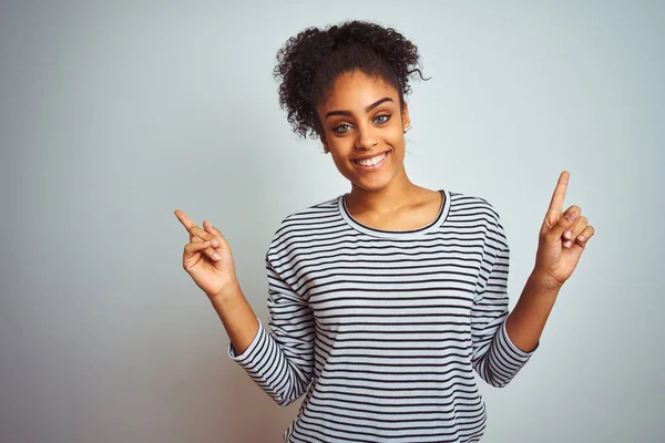 Donna Afroamericana Che Indossa Shirt Righe Navy Piedi Sopra Isolato — Foto Stock