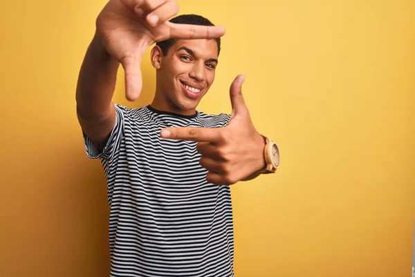 Junger Gutaussehender Arabischer Mann Mit Marinestreifem Shirt Vor Isoliertem Gelben — Stockfoto