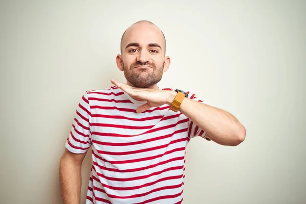 Ung Skallig Man Med Skägg Bär Casual Randig Röd Shirt — Stockfoto