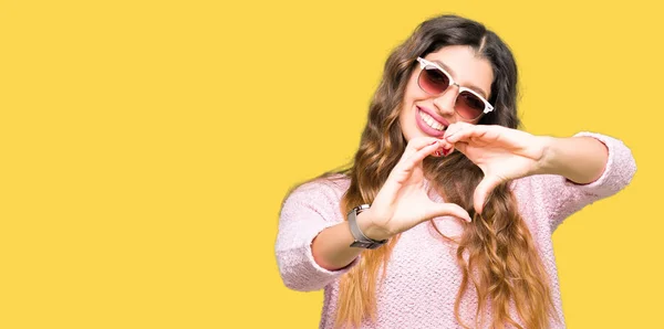 Mujer Hermosa Joven Con Gafas Sol Suéter Rosa Sonriendo Amor —  Fotos de Stock