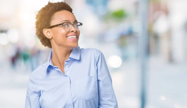 Joven Mujer Negocios Afroamericana Hermosa Sobre Fondo Aislado Mirando Hacia — Foto de Stock