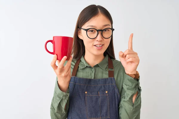 Çin Barista Kadın Önlük Gözlük Giymek Izole Beyaz Arka Plan — Stok fotoğraf