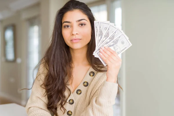 Junge Frau Hält Dollar Banknoten Mit Selbstbewusstem Gesichtsausdruck — Stockfoto