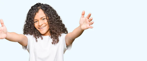 Junge Schöne Frau Mit Lockigem Haar Trägt Weißes Shirt Und — Stockfoto