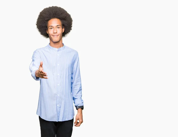 Joven Hombre Afroamericano Con Pelo Afro Sonriendo Amistoso Ofreciendo Apretón — Foto de Stock