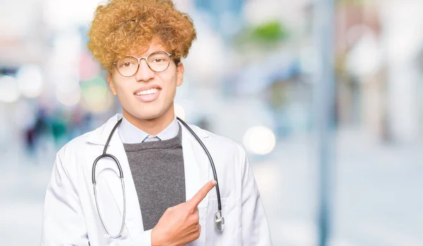 Junger Gutaussehender Arzt Medizinischem Mantel Fröhlich Mit Einem Lächeln Gesicht — Stockfoto