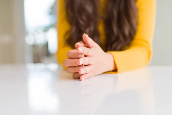 Beyaz Masa Üzerinde Kadın Elleri Yakın — Stok fotoğraf