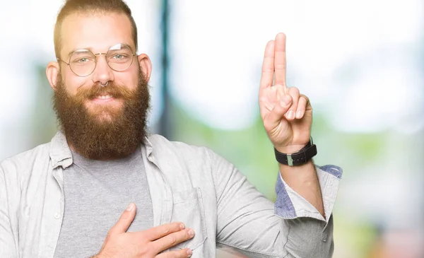 Joven Hombre Rubio Con Gafas Juramento Con Mano Pecho Los —  Fotos de Stock