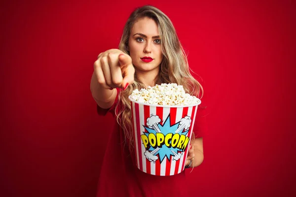 Giovane Bella Donna Che Indossa Shirt Mangiare Popcorn Sfondo Rosso — Foto Stock