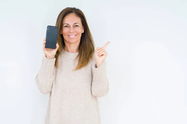 Frau Mittleren Alters Zeigt Smartphone Bildschirm Vor Isoliertem Hintergrund Sehr — Stockfoto