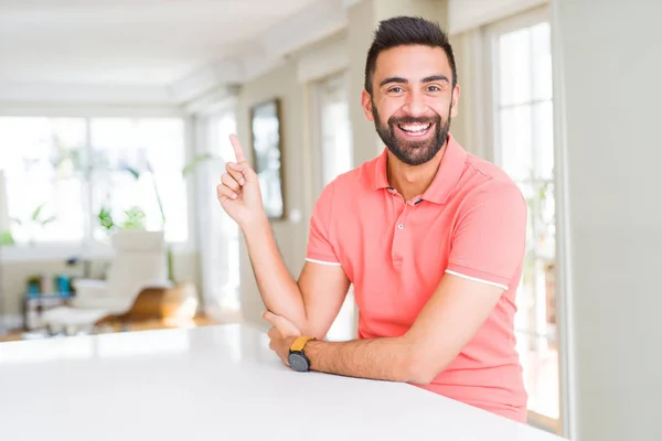 Hombre Hispano Guapo Usando Una Camiseta Casual Casa Con Una — Foto de Stock