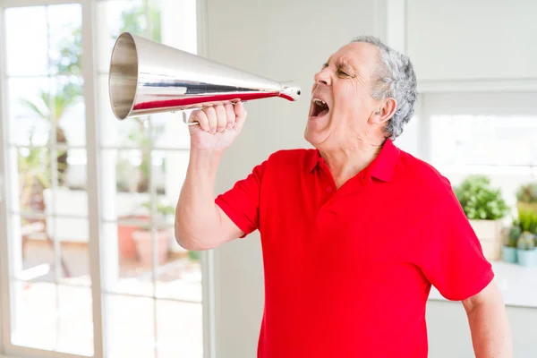 Homem Sênior Gritando Animado Através Megafone Metal Vintage — Fotografia de Stock