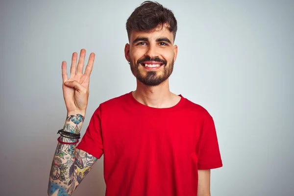 Mladý Muž Tetováním Rudém Tričku Nad Izolovaným Bílým Pozadím Zobrazující — Stock fotografie