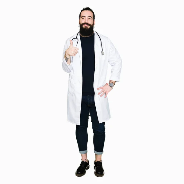 Lekarz Długimi Włosami Sobie Medycznych Płaszcz Stetoskop Robi Szczęśliwy Kciuk — Zdjęcie stockowe