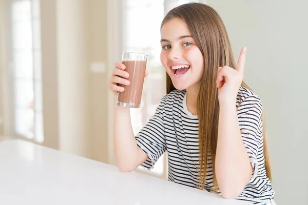 Vacker Ung Flicka Unge Dricker Färskt Välsmakande Choklad Milkshake Som — Stockfoto