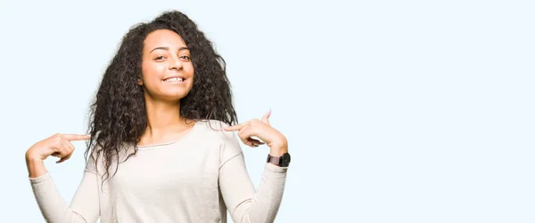 Menina Bonita Nova Com Cabelo Encaracolado Vestindo Camisola Casual Olhando — Fotografia de Stock