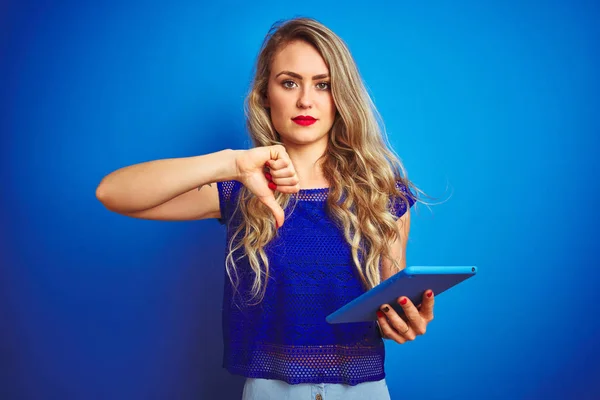 Jonge Mooie Vrouw Met Behulp Van Tablet Blauwe Geïsoleerde Achtergrond — Stockfoto