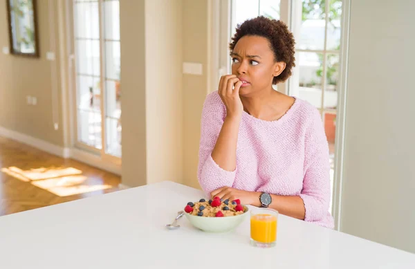 Mujer Afroamericana Joven Desayunando Saludable Por Mañana Casa Luciendo Estresada — Foto de Stock