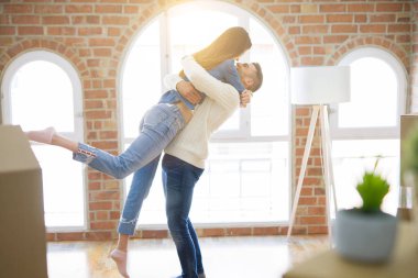  yeni bir eve taşındığı için mutlu aşk gülümseyerek