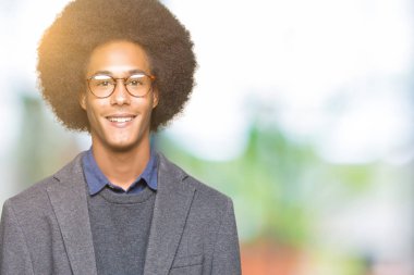 Afro saçlı gözlüklü mutlu ve güzel bir gülümseme ile yüzünde genç Afro-Amerikalı iş adamı. Şanslı kişi.