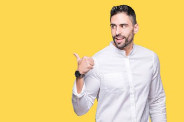 Genç iş adamı arıyor ve başparmak yanında yukarıyı mutlu yüz ile gülümseyen izole arka plan üzerinde.