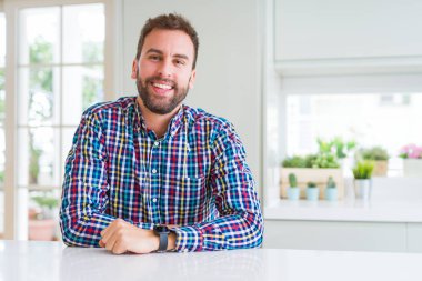 Yakışıklı adam yüzünde mutlu ve serin bir gülümseme ile renkli gömlek giyiyor. Şanslı kişi.