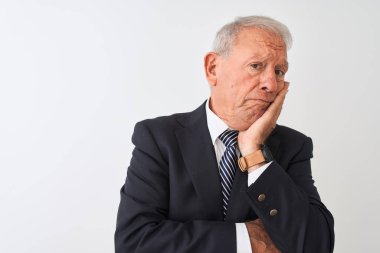 Üst düzey gri saçlı işadamı izole beyaz arka plan üzerinde ayakta takım elbise giyen yorgun görünümlü ve çapraz kolları ile depresyon sorunları ile sıkılmış düşünme.