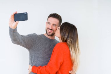 Aşk, Öpüşme ve birbirimizi selfie fotoğraf çekimi sarılma güzel genç çift