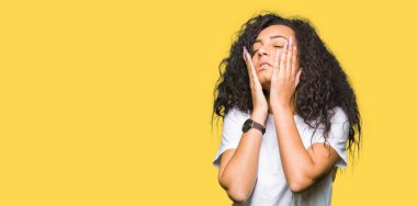 Yüz, depresyon ve üzüntü, kapsayan casual beyaz t-shirt yorgun eller giyen kıvırcık saçlı genç güzel kız üzgün ve sorun için tahriş