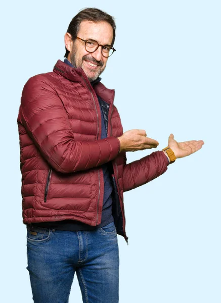 Homem Bonito Meia Idade Usando Óculos Casaco Inverno Convidando Para — Fotografia de Stock