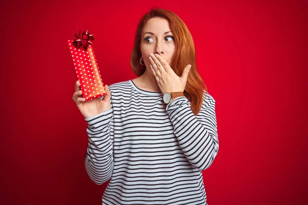 Jovem Mulher Ruiva Bonita Segurando Presente Valentine Sobre Vermelho Isolado — Fotografia de Stock