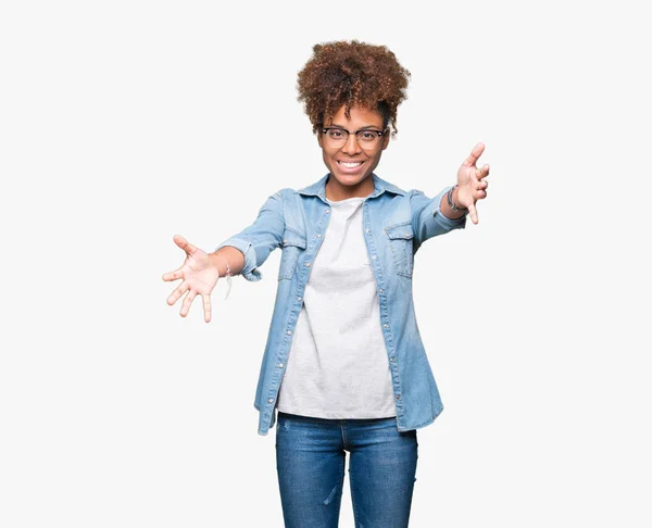 Linda Jovem Afro Americana Vestindo Óculos Sobre Fundo Isolado Olhando — Fotografia de Stock