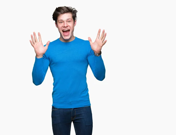 Jovem Homem Bonito Vestindo Camisola Azul Sobre Fundo Isolado Celebrando — Fotografia de Stock