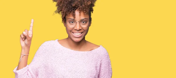 Linda Jovem Afro Americana Vestindo Óculos Sobre Fundo Isolado Mostrando — Fotografia de Stock