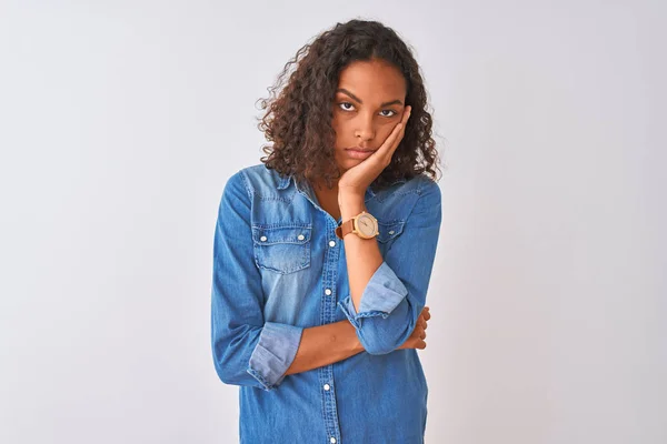 Jonge Braziliaanse Vrouw Dragen Denim Shirt Staande Geïsoleerde Witte Achtergrond — Stockfoto